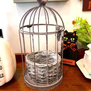 Metal birdhouse decorative only.